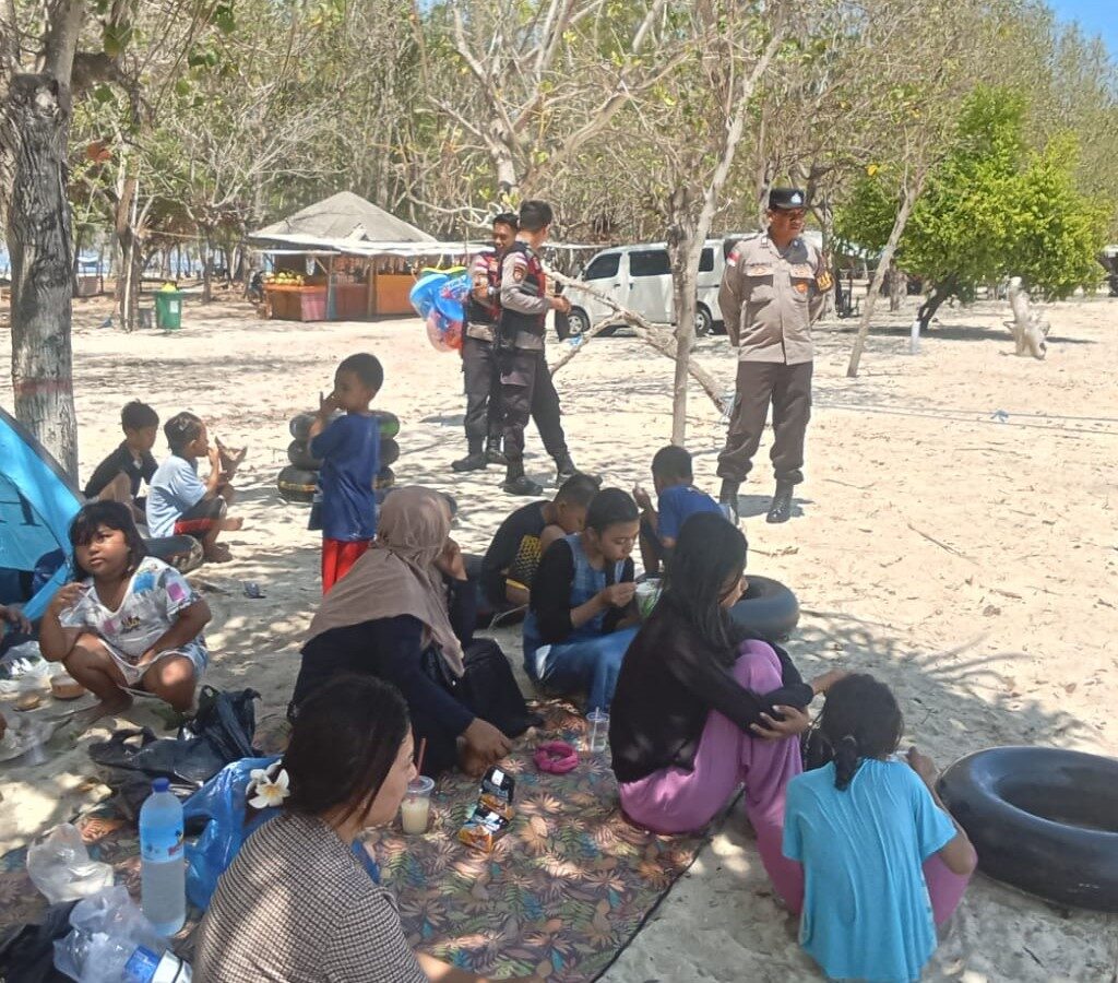 Aman dan Nyaman: Patroli Rutin di Pantai Elak-Elak