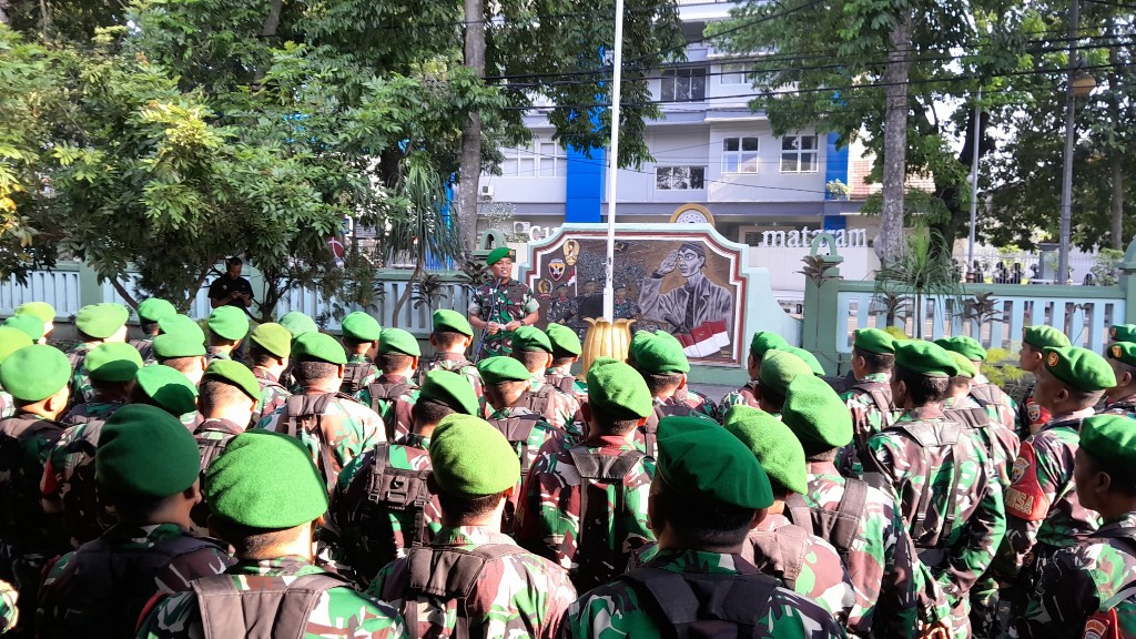 Semangat Disiplin TNI pada Upacara Senin di Makodim Mataram