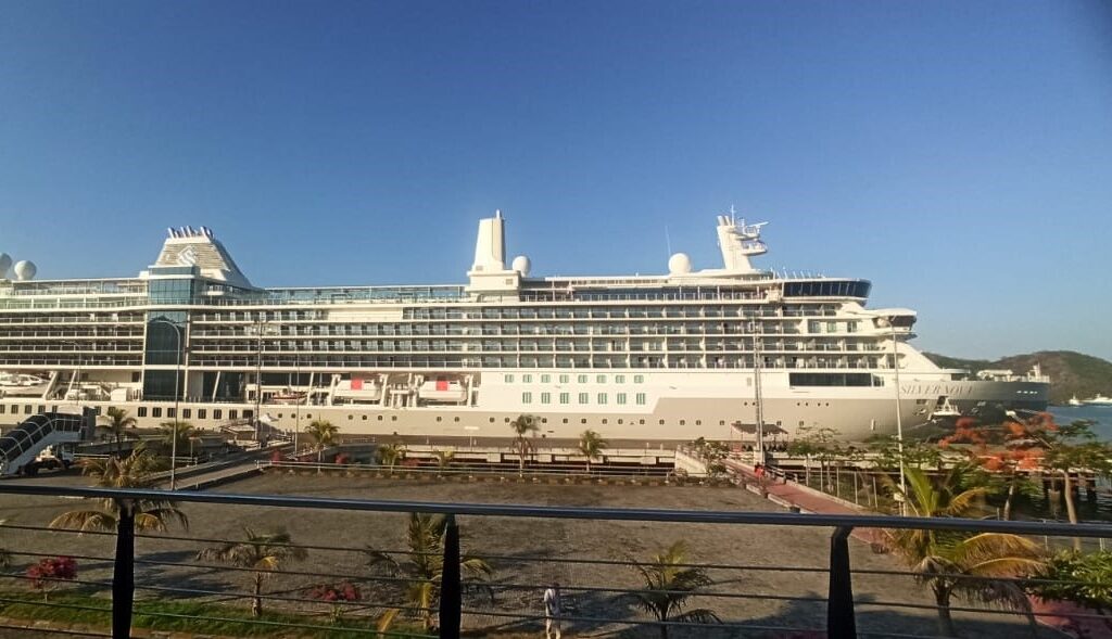 Kapal Pesiar Silver Nova Merapat di Lombok, Bawa 650 Wisatawan Asing
