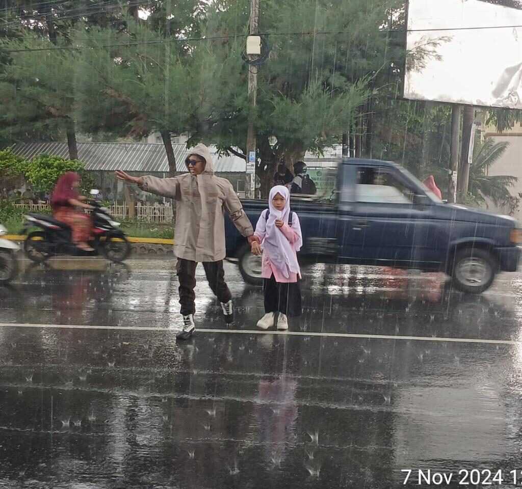 Polsek Kediri Bantu Siswa Menyeberang dengan Aman di Depan Pondok Pesantren