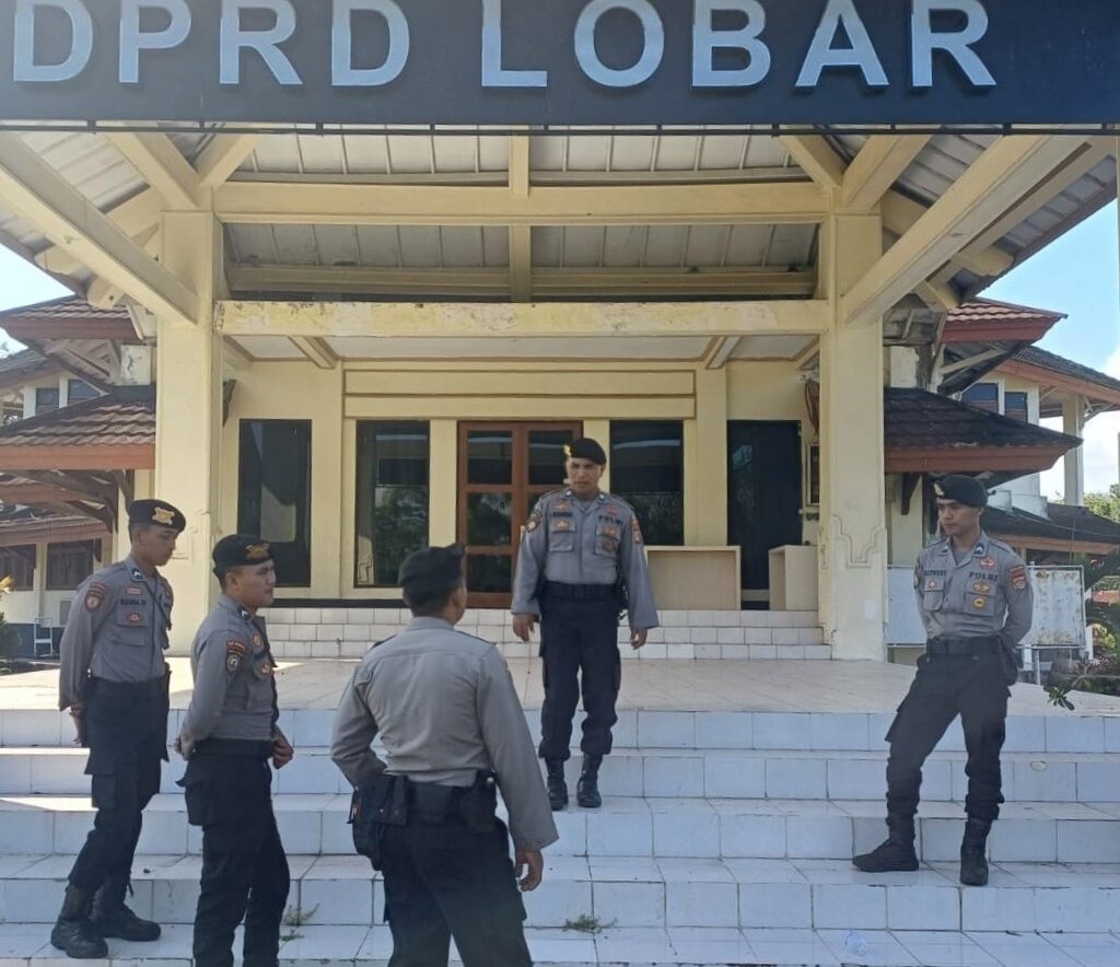 Menjaga Kondusifitas, Polres Lombok Barat Patroli di Kantor Pemda & DPRD