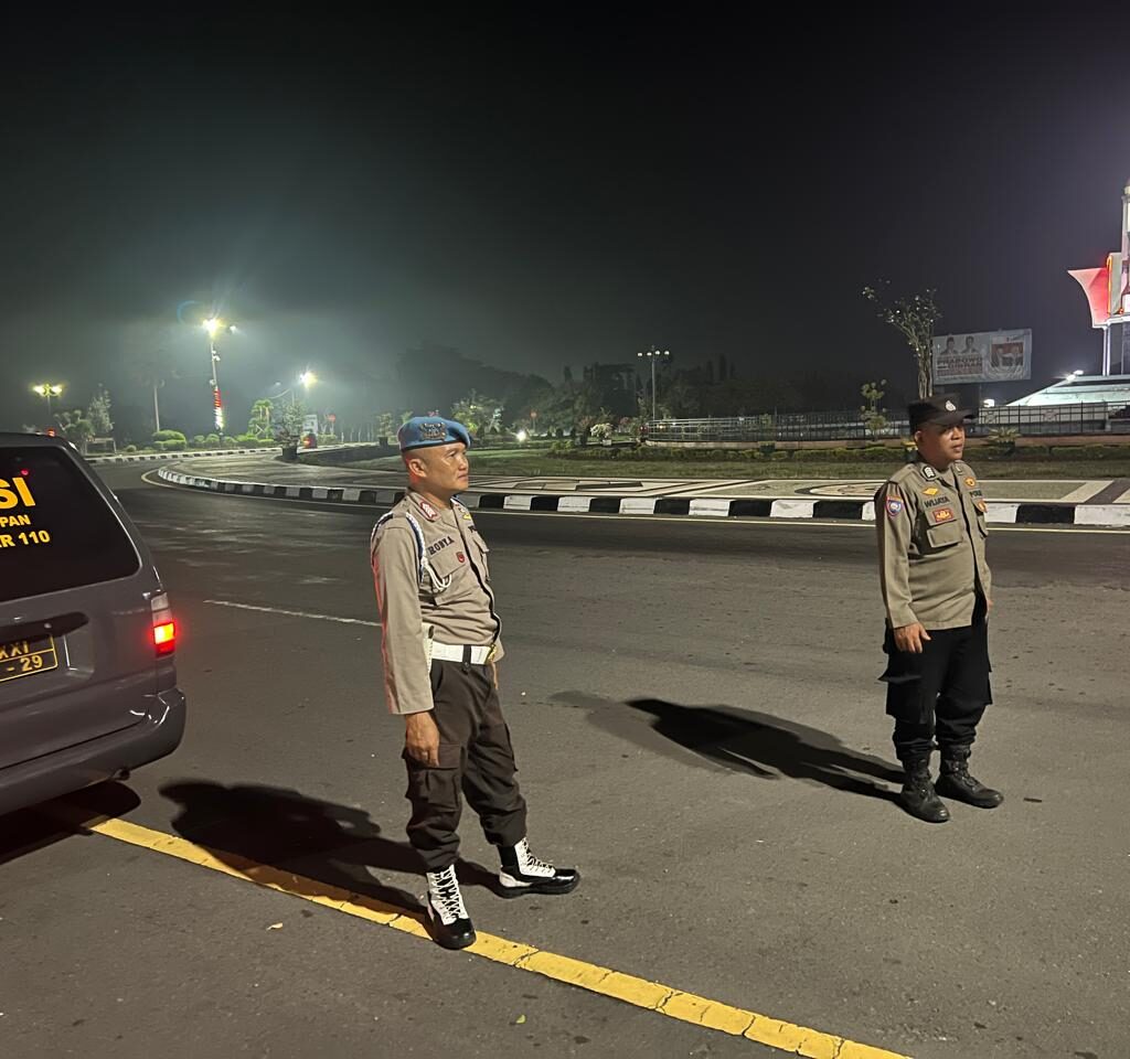 Kondusif! Polsek Kuripan Pastikan Keamanan Malam Hari dengan Patroli Blue Light
