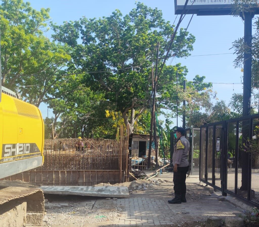 Pengamanan Perbaikan Jembatan Telabah Kotor, Polsek Labuapi Jamin Keselamatan Warga