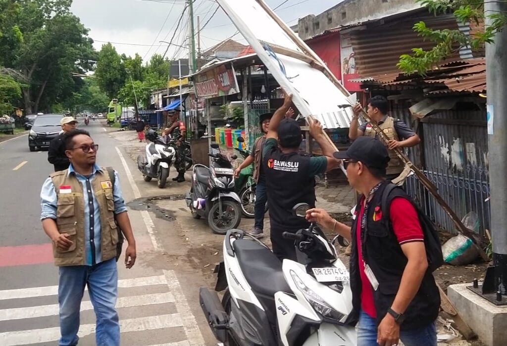 Pilkada Damai, Penertiban APK di Labuapi Lombok Barat Berjalan Mulus