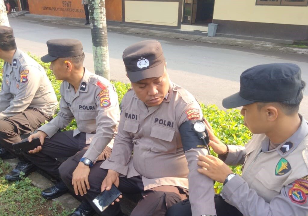 Polres Lombok Barat Lakukan Pemeriksaan Kesehatan untuk Sukseskan Operasi Mantap Praja 2024