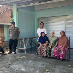 Keamanan Pemilukada 2024: Polsek Kuripan Lakukan Patroli Dialogis di Desa Kuripan