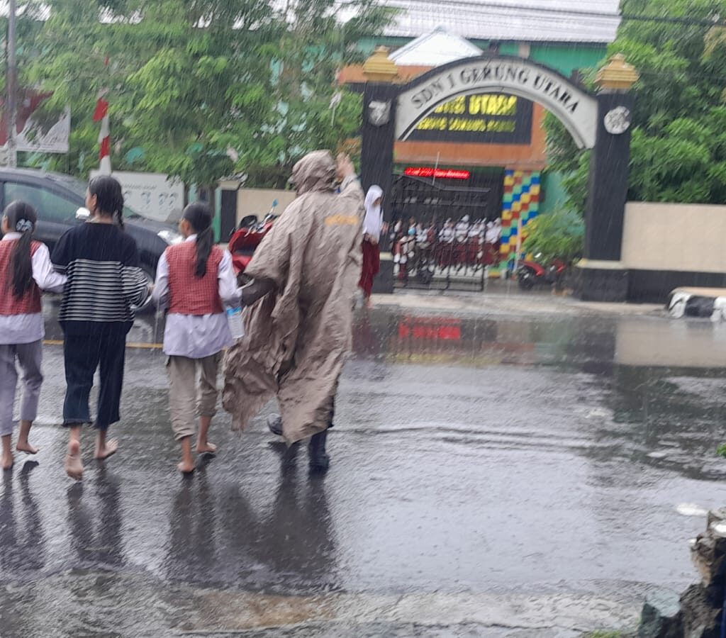 Tantang Hujan, Polsek Gerung Pastikan Lalu Lintas Lancar