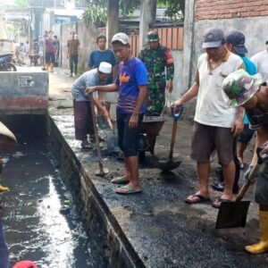 Antisipasi Banjir, Babinsa dan Warga Bersihkan Sungai di Desa Beleka