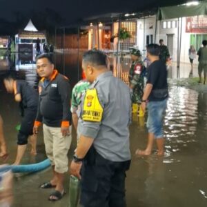 Hujan Deras : Banjir Rendam Kantor KPU Mataram