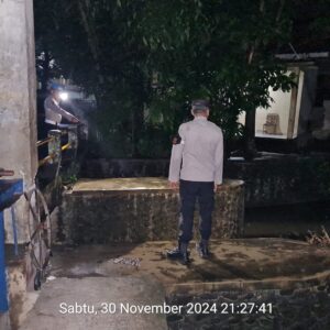 Cegah Banjir dan Pohon Tumbang, Polsek Kediri Rutin Patroli Malam