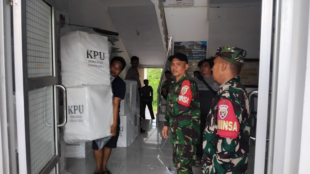 TNI-Polri Amankan Logistik Pilkada Pasca Sidang Kecamatan