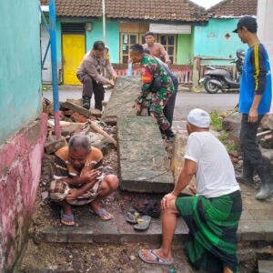 Musim Hujan, Babinsa Gelogor Ajak Warga Bersihkan Saluran Air