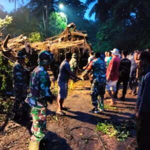 TNI-Polri, BPBD, dan Warga Bersatu Bersihkan Pohon Tumbang di Senggigi