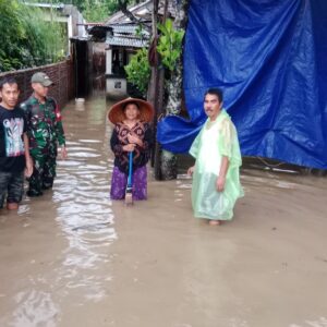 Babinsa dan Kadus Tinjau Banjir di Lombok Barat