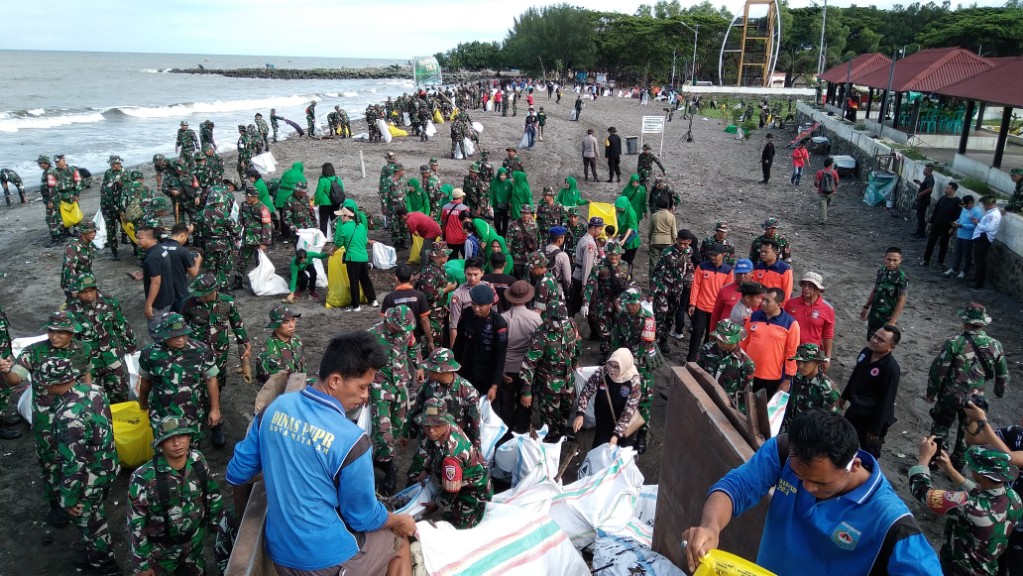 TNI-AD Gelar Karya Bakti Pembersihan Pantai Loang Baloq dalam Rangka Hari Juang 2024