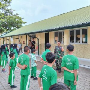 Babinsa Beri Wawasan Kebangsaan dan Disiplin di SMP Peduli Anak