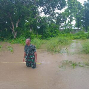 Sungai Babak Meluap, TNI Pantau dan Bantu Warga