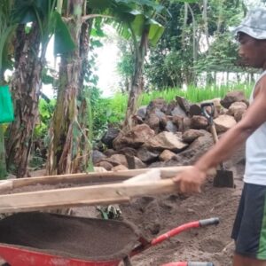 Babinsa Jenggala Dampingi Pengerjaan Irigasi Poktan Tunas Mekar
