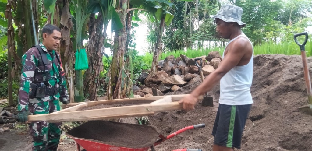 Babinsa Jenggala Dampingi Pengerjaan Irigasi Poktan Tunas Mekar