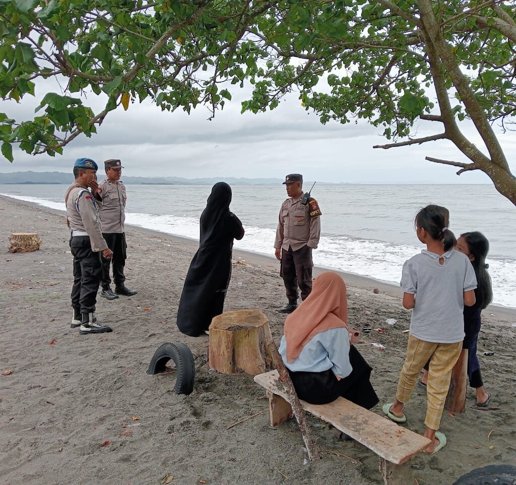 Patroli Polsek Gerung di Pantai Endok dan Golden Melon, Warga Aman