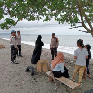 Polisi Jaga Kamtibmas: Patroli Rutin di Lokasi Wisata Lombok Barat
