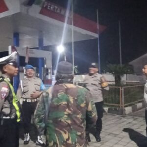 KRYD Polsek Sekotong: Patroli Malam Jaga Keamanan SPBU Empol