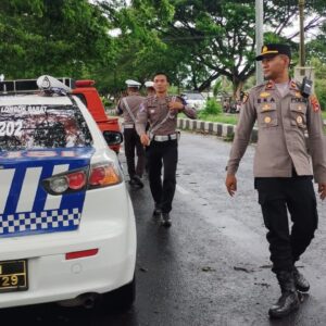 Cuaca Ekstrem Lombok Barat: Pohon Tumbang Ganggu Lalu Lintas di Kuripan