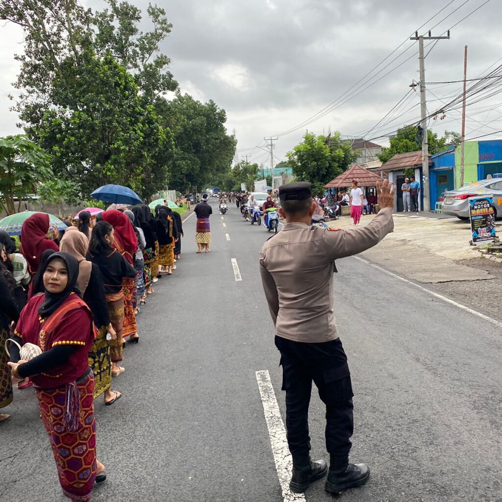 Polisi Kawal Tradisi Nyongkolan di Kediri: Simbol Kebersamaan Lombok