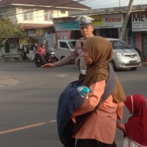 Rawan Macet, Polisi Gelar Giat Rutin di Simpang 3 Montong