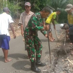 Babinsa dan Warga Gotong Royong Pasang Saluran Air Bersih