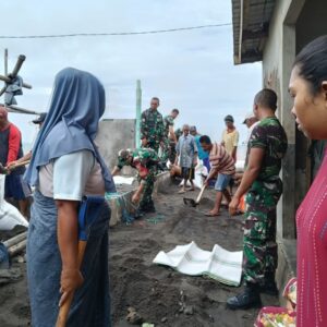Kolaborasi TNI dan Forkopimcam Selamatkan Warga dari Abrasi