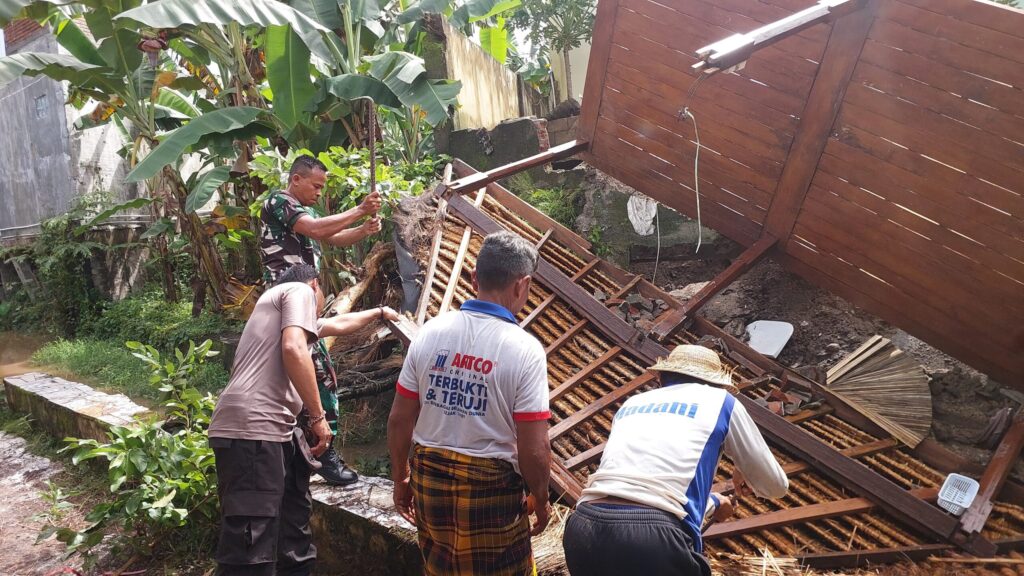 Gotong Royong Babinsa Pulihkan Irigasi di Duman Indah