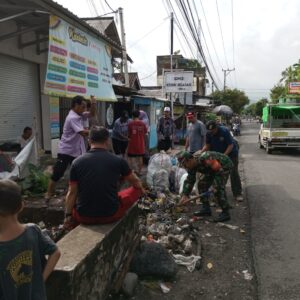 Babinsa dan Warga Kediri Selatan Bersihkan Saluran Air