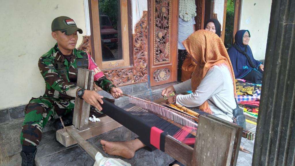 Babinsa Kuripan Selatan Dukung Pelestarian Kain Tenun Tradisional