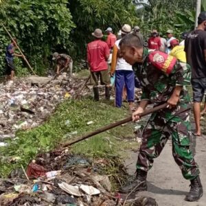 Babinsa Desa Jakem Timur Pimpin Gotong Royong Bersihkan Irigasi