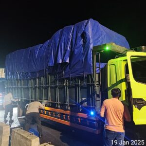 Polisi Siaga di Pelabuhan Lembar: Cegah Gangguan Keamanan Malam Hari