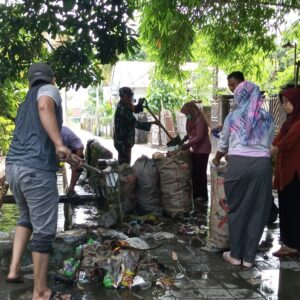Gotong Royong Warga Kediri Selatan Jaga Irigasi Bersama Babinsa