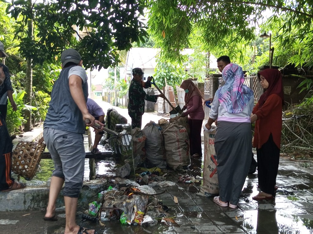 Gotong Royong Warga Kediri Selatan Jaga Irigasi Bersama Babinsa
