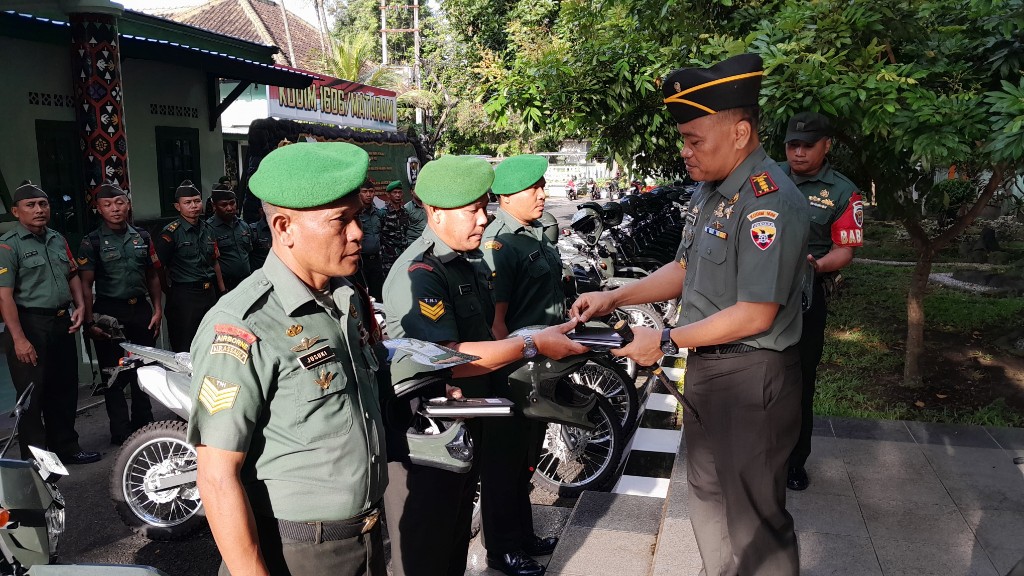 Dukung Operasional, Dandim Mataram Serahkan Kendaraan Baru