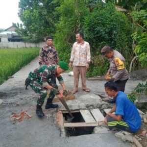 Sinergi Babinsa dan Warga Bangun Infrastruktur Desa