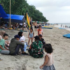 Antisipasi Bahaya, Babinsa Ingatkan Keselamatan di Pantai