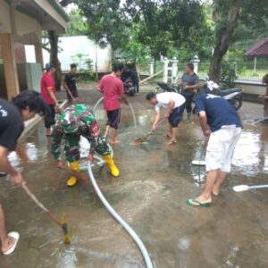 Babinsa Sekotong Tengah Bersama Warga Gotong Royong Pulihkan Lingkungan Pascabencana