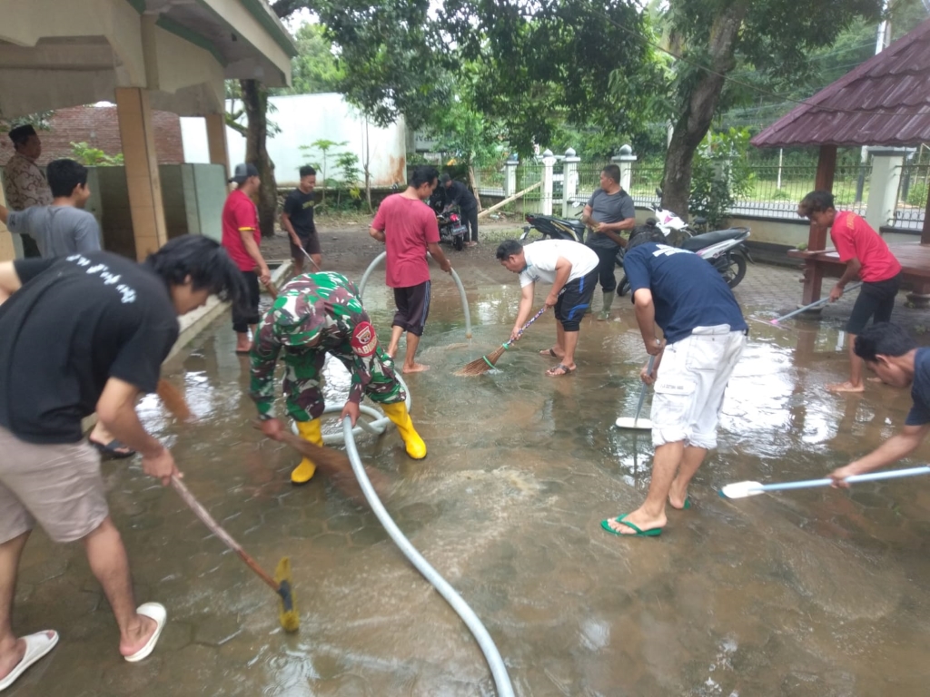 Babinsa Sekotong Tengah Bersama Warga Gotong Royong Pulihkan Lingkungan Pascabencana 