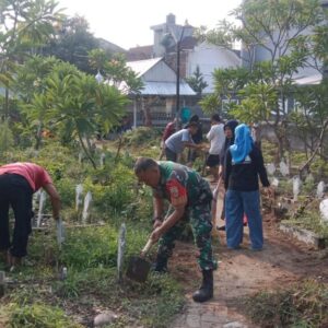Semangat Kebersamaan, Warga Karang Kelok Bersihkan TPU Assidiqi
