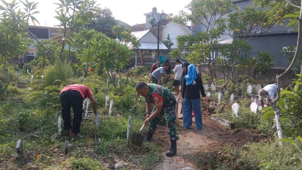 Semangat Kebersamaan, Warga Karang Kelok Bersihkan TPU Assidiqi