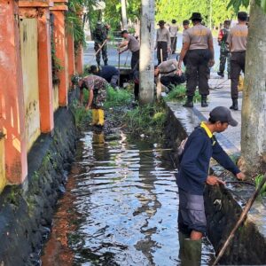Aksi Gotong Royong Bhara Pelita di Depan Gedung DPRD Kota Mataram