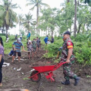 Gotong Royong Atasi Jalan Berlumpur di Dusun Buncit