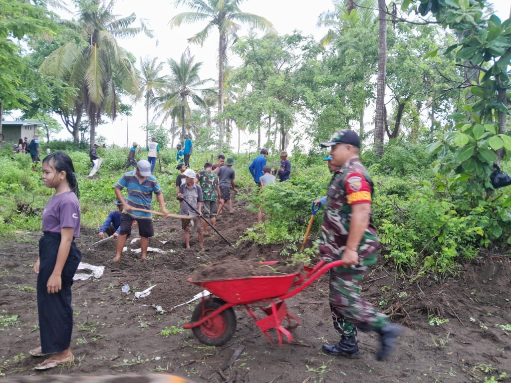 Gotong Royong Atasi Jalan Berlumpur di Dusun Buncit