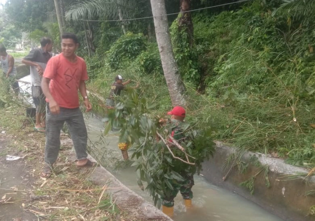 Aksi Bersih Irigasi: Upaya Babinsa Jaga Lingkungan Desa 