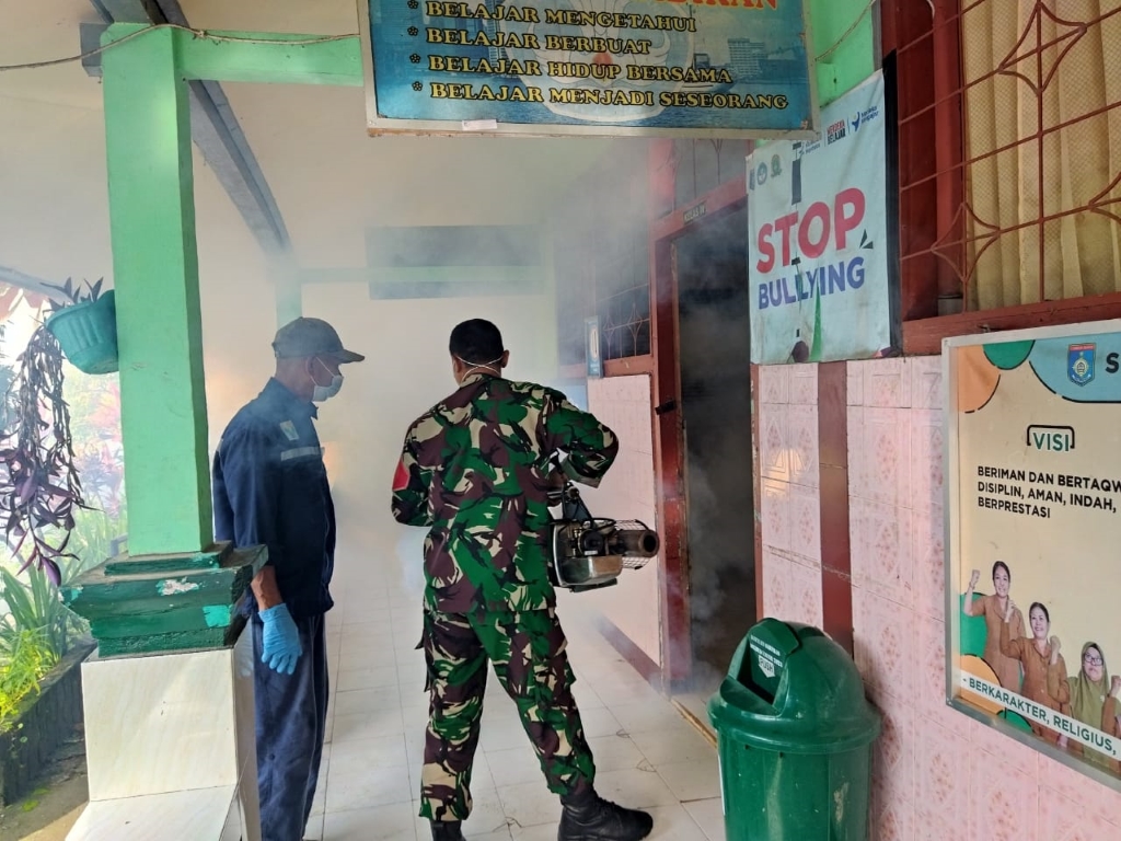 Babinsa Langko Gelar Fogging, Cegah Kasus Demam Berdarah 